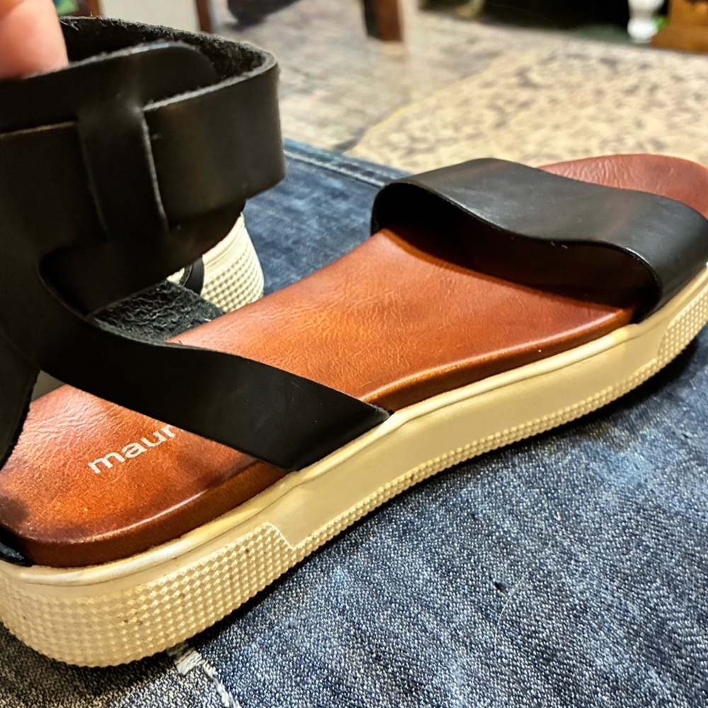 Size 6.5 Maurices Black and Tan Sandals